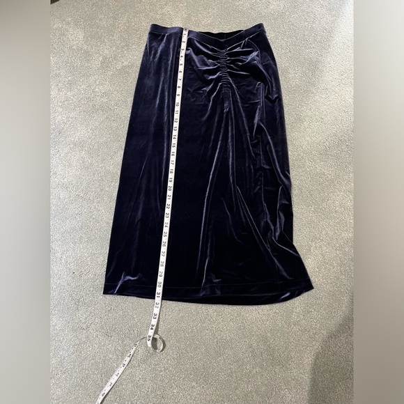 Women’s Lord & Taylor velvet navy/ grayish skirt size Medium - Picture 2 of 8